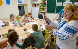 Зарплаты учителей выросли на 30%: в каких громадах выплачивают самые большие надбавки