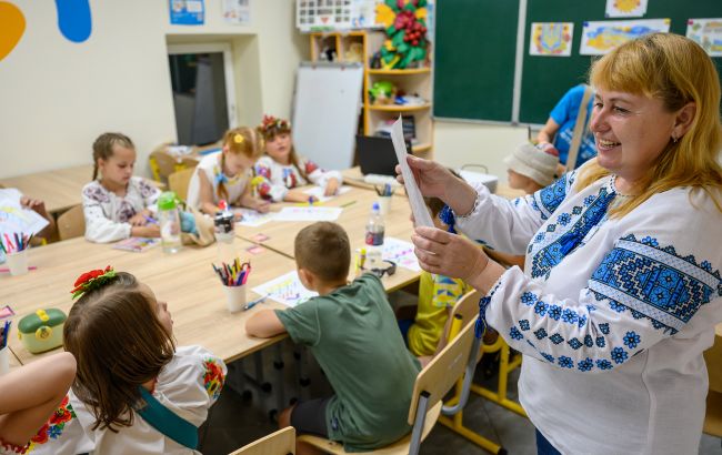 Когда учителя получат первые повышенные зарплаты: правительство назвало срок