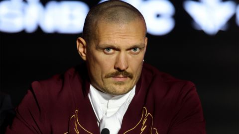 Усик пригласил Трампа в Украину: "Каждую ночь над моим домом летят дроны и ракеты"
