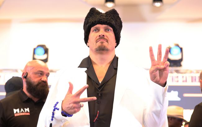 Усик зіграв із легендами футболу: разом із Пуйолем, Кака та Роберто Карлосом