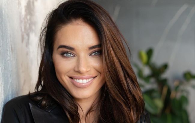 Сукня з відкритою спиною та розрізом: дружина Усика зачарувала новими фото