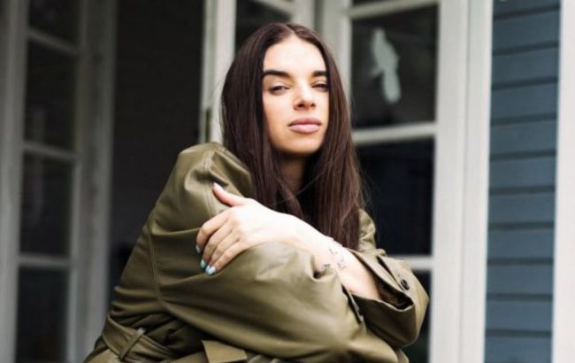 З чим носити джинси-підкови: трендовий образ від дружини Усика на кожен день