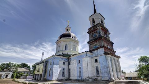 Россияне обстреляли Херсон: снаряд пробил крышу Успенского собора во время литургии