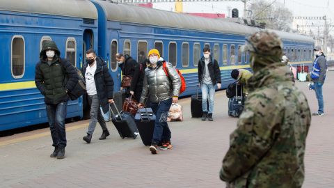 Укрзализныця вляпалась в скандал: "температуру никто не мерил еще и зайцев набрали"