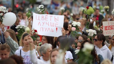 Ситуация в Беларуси: люди выходят на цепи солидарности и бастуют на заводах