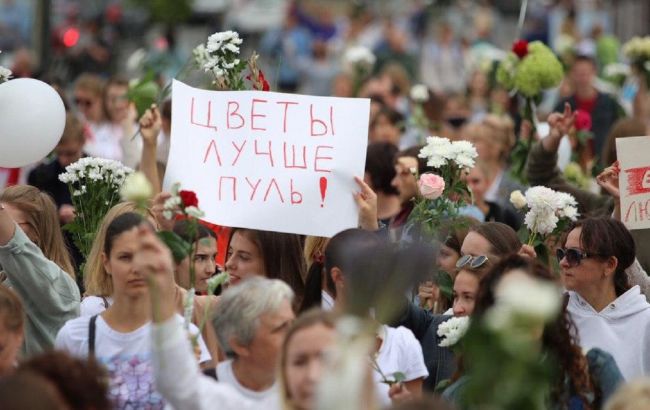 Ситуація в Білорусі: люди виходять на ланцюги солідарності і страйкують на заводах