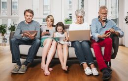 Пенсии, доплаты, медпомощь, тарифы и досуг: что изменится для украинцев в апреле