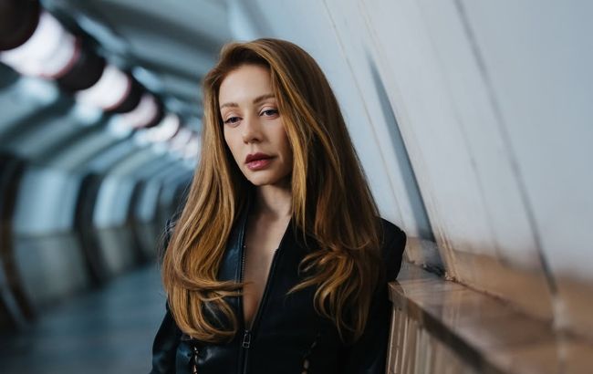 Кароль устроила эффектный фотосет в харьковском метро: роковый стиль и элегантность