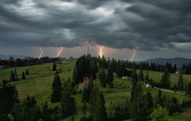 Синоптики попереджають про грози в Україні 7 серпня