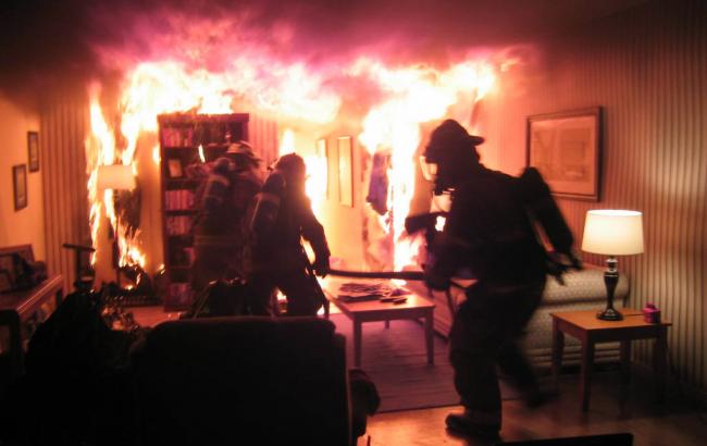 У Києві від пожежі в квартирі врятували трьох осіб