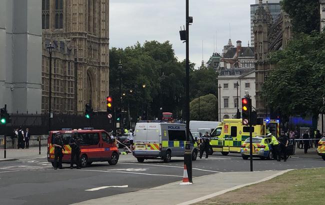 В огорожу британського парламенту в'їхав автомобіль, є поранені