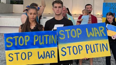 На мітингу у Маямі закликають відключити Росію від SWIFT та врятувати Україну (фото)