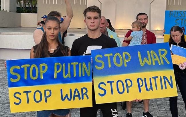 На митинге в Майами призывают отключить Россию от SWIFT и спасти Украину (фото)