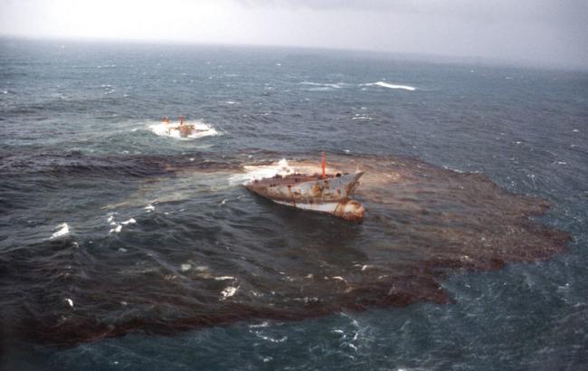 У Середземному морі через зіткнення двох суден стався розлив нафти