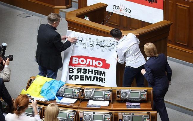 Узники кремля: Савченко заменила свой портрет в ВР плакатом с политзаключенными
