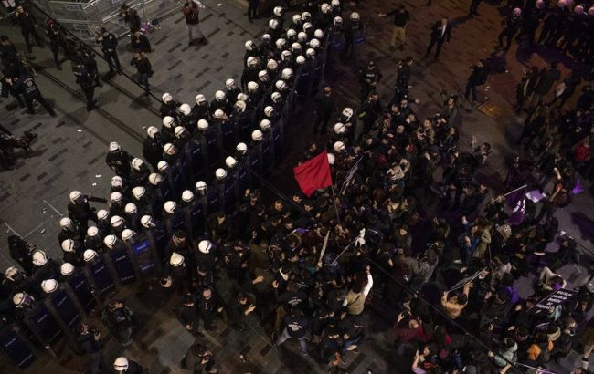 У Стамбулі поліція застосувала сльозогінний газ на марші до Міжнародного жіночого дня