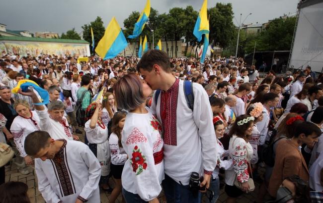 Соцопитування до Дня Незалежності: українці пишаються своїм громадянством і вірять у майбутнє
