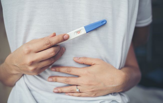 Две полоски – не всегда беременность: что может означать положительный тест