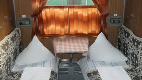 Нашим страданиям пришел конец! Укрзализныця заменит постель в поездах на одноразовую