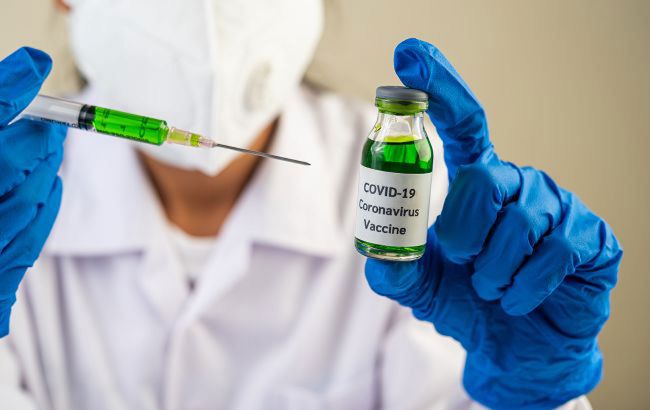 У Британії від коронавируса вакцинують менше половини населення країни