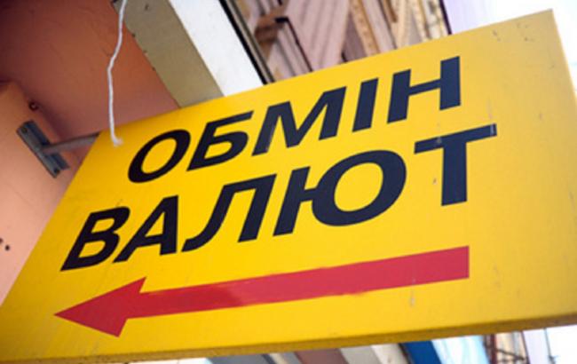 В Киеве работник обмена валют пытался скрыться через дыру в помещении
