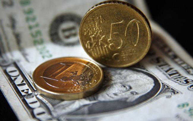 Курс доллара на межбанке в 10:00 сохранился на уровне 27,05 гривен