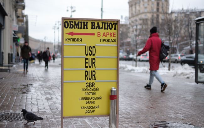 Укрепление, ослабление или колебания: что происходит с курсом доллара в Украине
