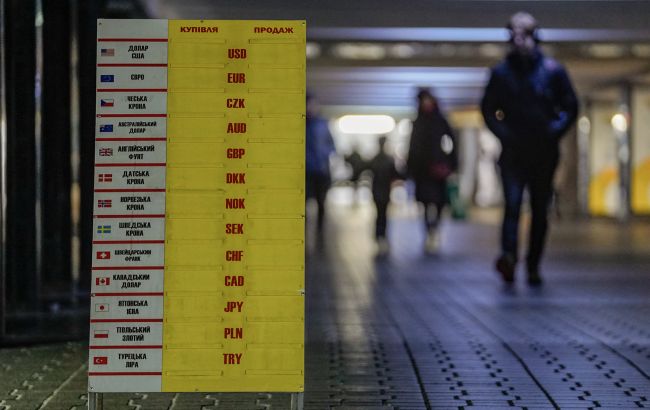 Де купити долари дешевше, а євро &ndash; вигідніше: курс валют на 19 жовтня