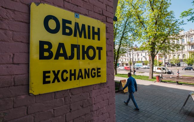 Доллар на рекорде в НБУ: что с курсом в банках и переписали ли обменники ценники 22 мая