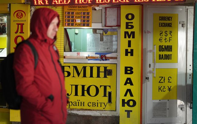 Експерти розповіли, як уникнути панічних валютообмінних операцій і купувати валюту виважено