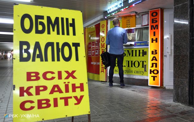В українців не приймають долари в обмінниках: чому і що робити