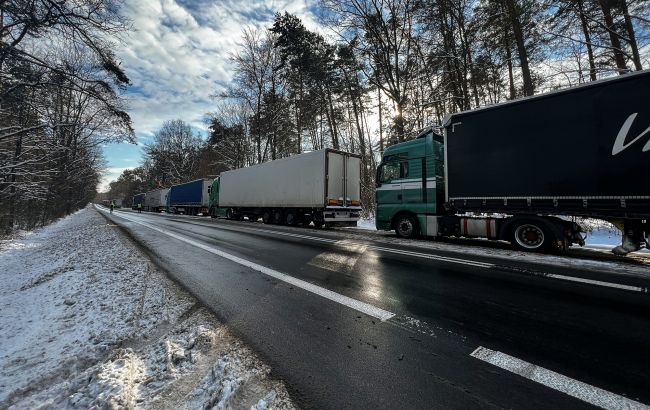 В'їзд вантажівок до Києва можуть обмежити: названо умову