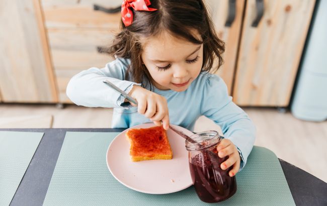 Забороняти чи формувати здорові харчові звички? Як не виробляти у дитини залежність від солодощів