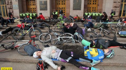 В центре Киева на асфальте лежат люди: что происходит (фото, видео)
