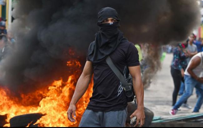 В Венесуэле произошли столкновения между гражданскими и военными