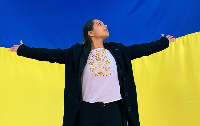 Ізраїльська артистка заспівала про війну українською мовою. Ця пісня сповнена болем