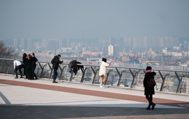 Днем до +18 градусов. Синоптики рассказали, в каких регионах будет "жарко" завтра