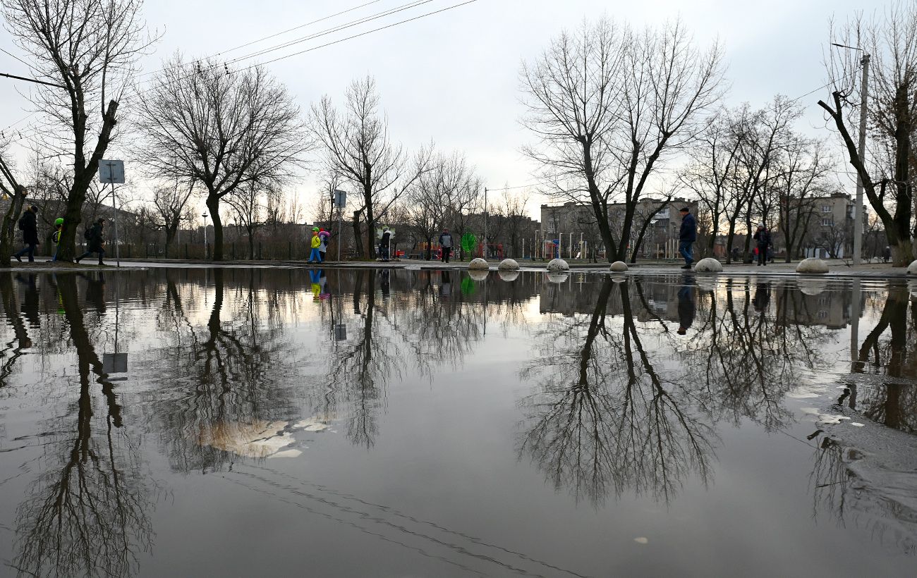 Весняна погода з характером: де в Україні завтра готувати парасолі й чекати підйом води