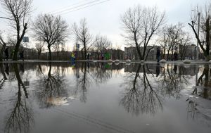 Весняна погода з характером: де в Україні завтра готувати парасолі й чекати підйом води