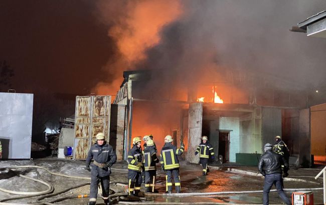 Масштабну пожежу в Харкові локалізували, постраждалих немає