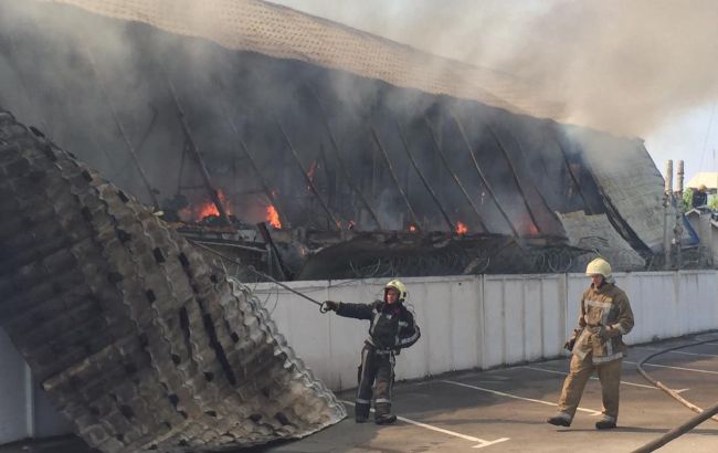 В Киевской области произошел масштабный пожар на предприятии. Тушение продолжается