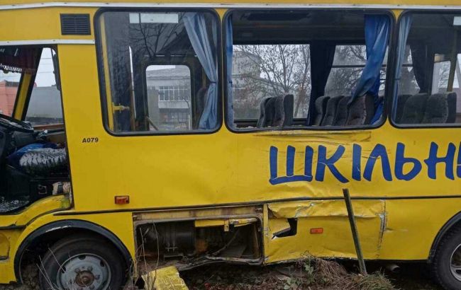 У Львівській області в ДТП потрапив шкільний автобус: постраждали діти