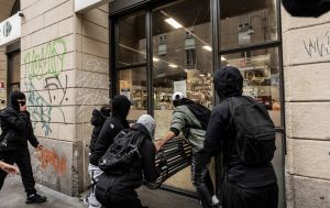 В Італії протестувальники грабували і громили магазини відомих брендів, затримано 271 людину