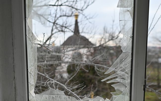 Окупанти 4 рази обстріляли Херсон: є влучання в будівлю “Херсонтеплоенерго” та завод