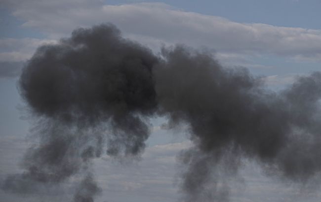 У російському Бєлгороді повідомляють про вибухи та сильну пожежу (фото)