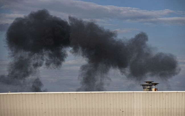 В России возник пожар на один из крупнейших нефтеперерабатывающих заводов