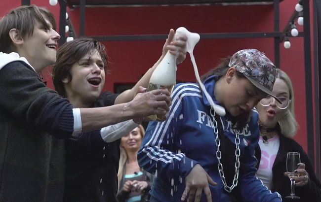 Від пацанки до панянки 4: участницы курили траву и танцевали на столе