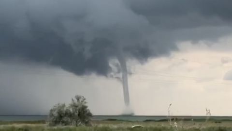 В Азовском море шторм: на курортную Кирилловку налетело торнадо