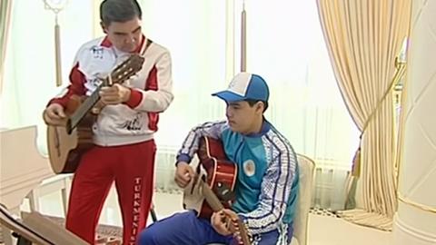 Президент Туркменистана сочинил и зачитал с внуком рэп (видео)