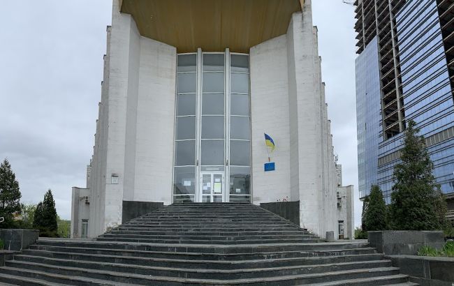 Во время удара по Киеву пострадал центральный ЗАГС (видео последствий)